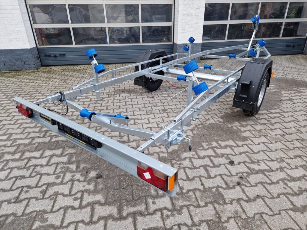 Neptun Navy GN 231 do łodzi 6 m, 1300 kg – zdjęcie 1