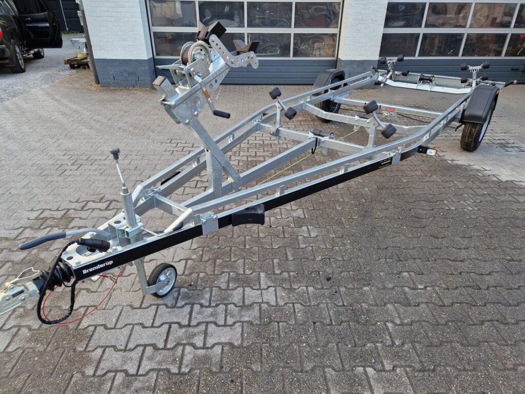 Brenderup Premium 221800 B SR do łodzi 6,4 m, 1800 kg – zdjęcie 1