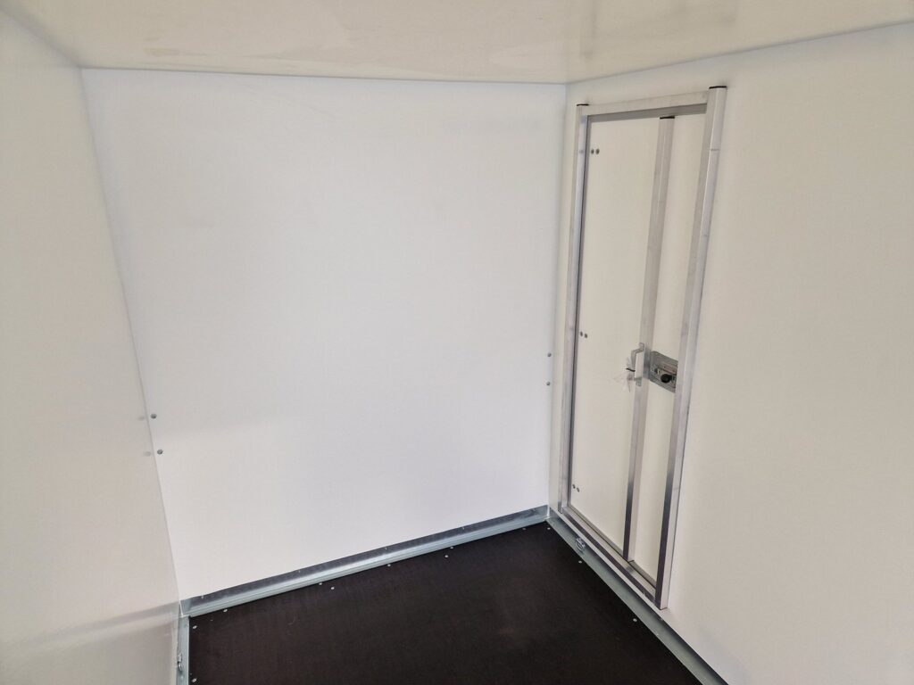 Debon Cargo Roadster 500+ 312×167×199 cm, biała, 2600 kg – przyczepa szkoleniowa – zdjęcie 2
