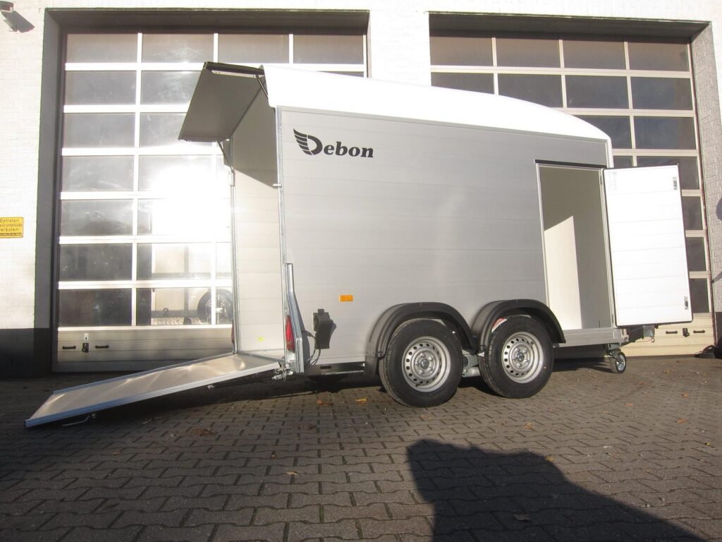 Debon Cargo Roadster 500+ 312×167×199 cm, biała, 2600 kg – przyczepa szkoleniowa – zdjęcie 1