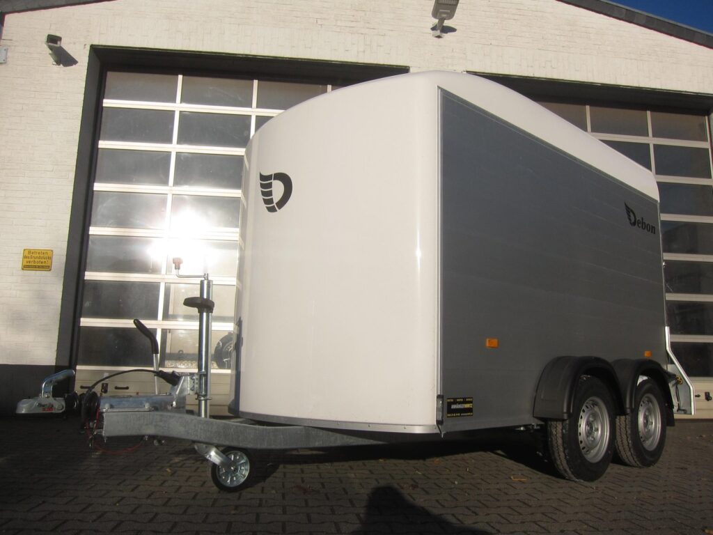 Debon Cargo Roadster 500+ 312×167×199 cm, biała, 2600 kg – przyczepa szkoleniowa – zdjęcie 4
