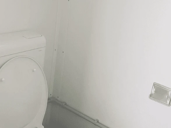 Kontener sanitarny 10-stopowy z WC, prysznicem i pisuarem – zdjęcie 3