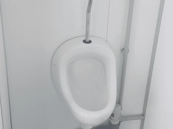 Kontener sanitarny 10-stopowy z WC, prysznicem i pisuarem – zdjęcie 4