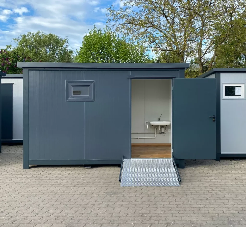 Kontener sanitarny dla osób z niepełnosprawnościami z rampą – zdjęcie 2