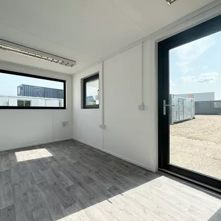 Kontener biurowy 7,3 × 2,7 m z panoramicznym oknem – zdjęcie 5
