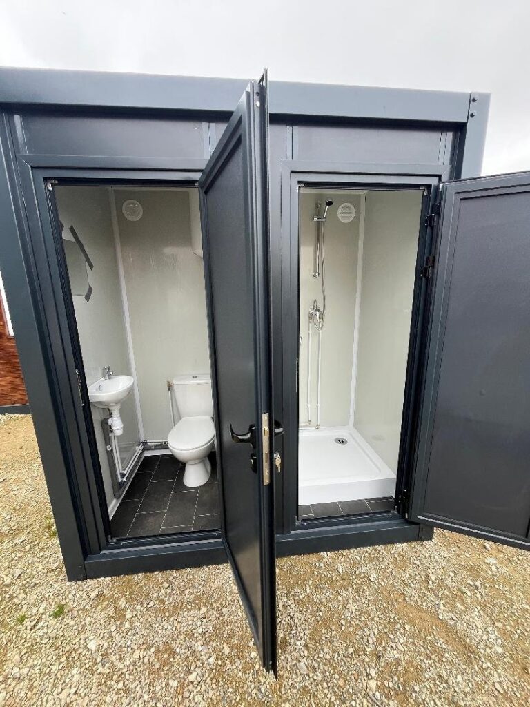 Szary kontener sanitarny z WC, umywalką i prysznicem – zdjęcie 2