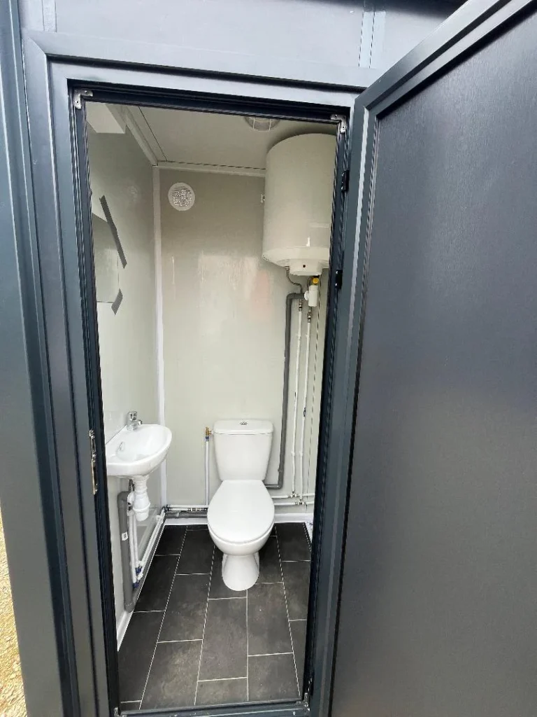 Szary kontener sanitarny z WC, umywalką i prysznicem – zdjęcie 3