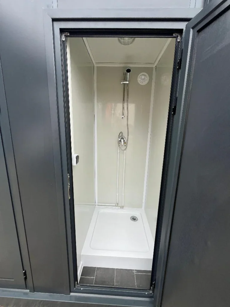 Szary kontener sanitarny z WC, umywalką i prysznicem – zdjęcie 4