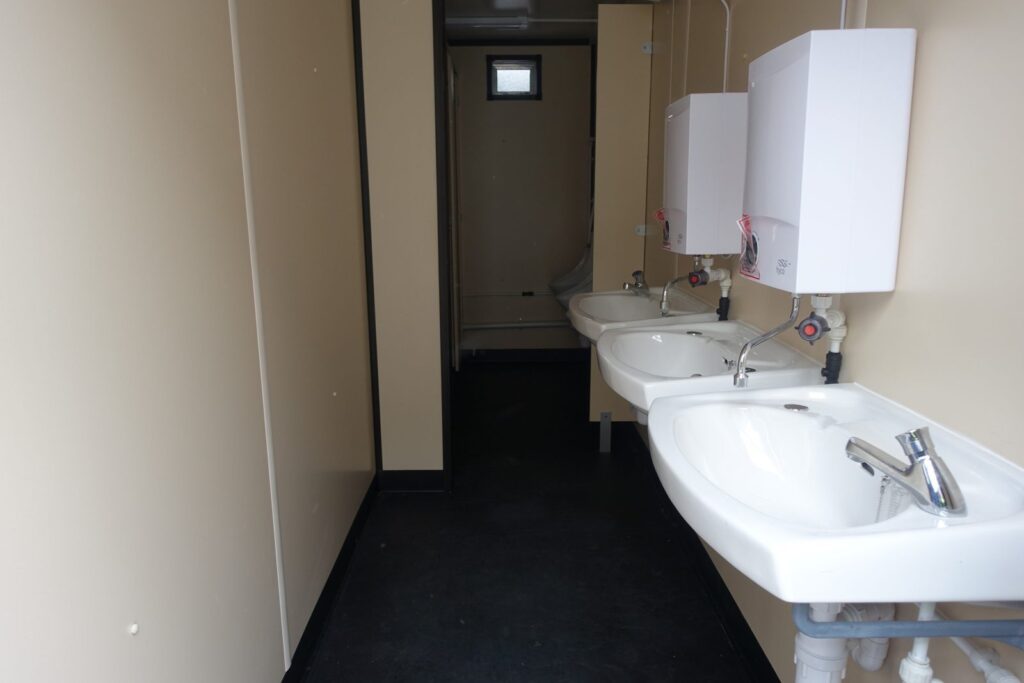 Nowy kontener sanitarny 3+1 z instalacją sanitarną i elektryczną – zdjęcie 2