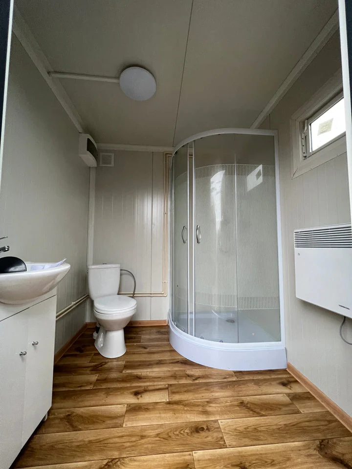 Kontener sanitarny 2 × 2 m z prysznicem i zbiornikiem – zdjęcie 3