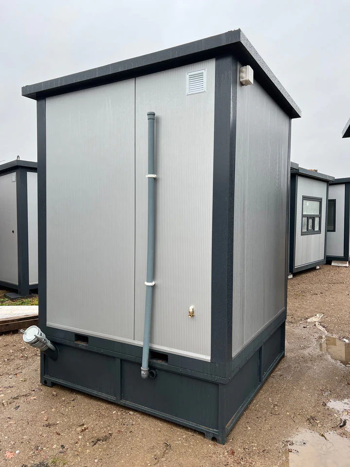 Kontener sanitarny 2 × 2 m z prysznicem i zbiornikiem – zdjęcie 2