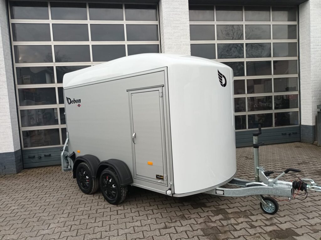 Debon Cargo Roadster 500+ 312×167×199 cm, biała Pro LED, 2600 kg – przyczepa szkoleniowa – zdjęcie 1