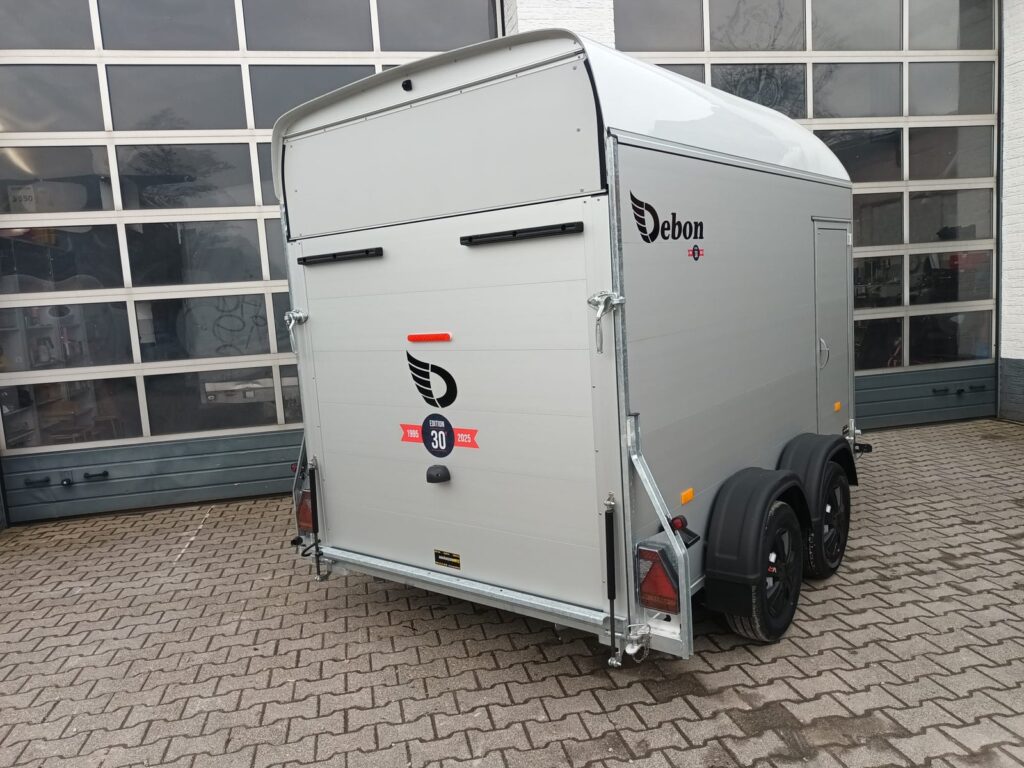 Debon Cargo Roadster 500+ 312×167×199 cm, biała Pro LED, 2600 kg – przyczepa szkoleniowa – zdjęcie 2