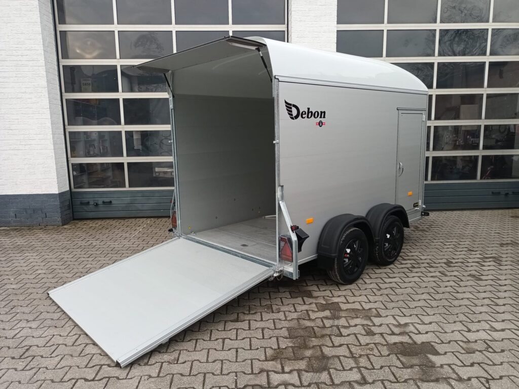 Debon Cargo Roadster 500+ 312×167×199 cm, biała Pro LED, 2600 kg – przyczepa szkoleniowa – zdjęcie 3