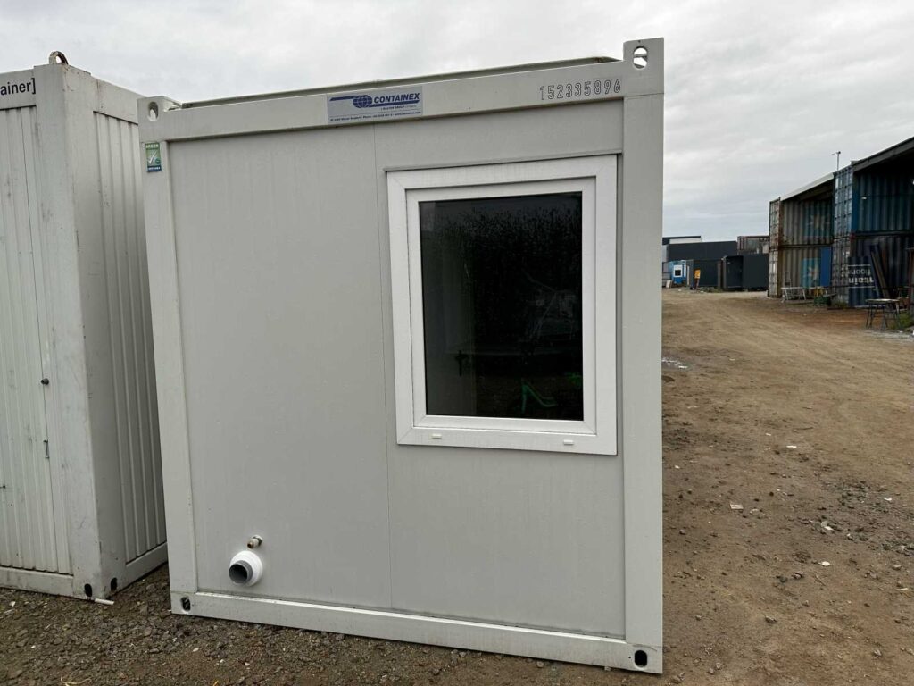 Nowy kontener biurowy Containex 2,5 × 6 m z WC i umywalką – zdjęcie 4