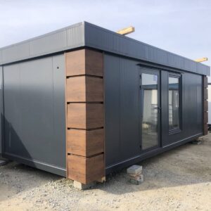 Kontener mieszkalny 3 × 7 m z łazienką i sypialnią