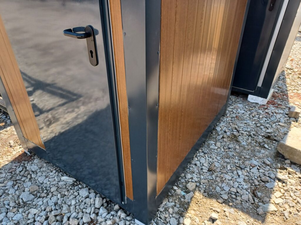 Kontener sanitarny WC z pisuarem 172 × 140 cm – biały – zdjęcie 4