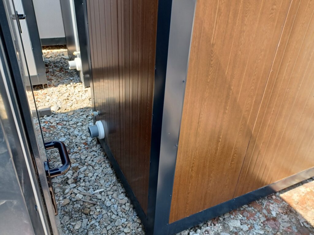 Kontener sanitarny WC z pisuarem 172 × 140 cm – biały – zdjęcie 5