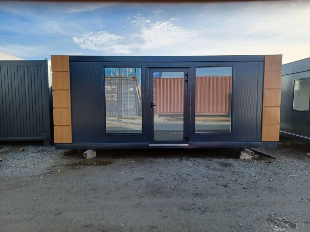 Pawilon handlowy antracyt z jasnobrązowymi kasetonami 3 × 6 m – zdjęcie 4