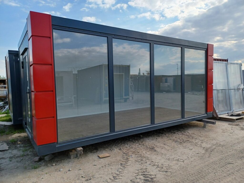 Przeszklony pawilon handlowy antracyt z czerwonymi kasetonami 3 × 6 m – zdjęcie 2