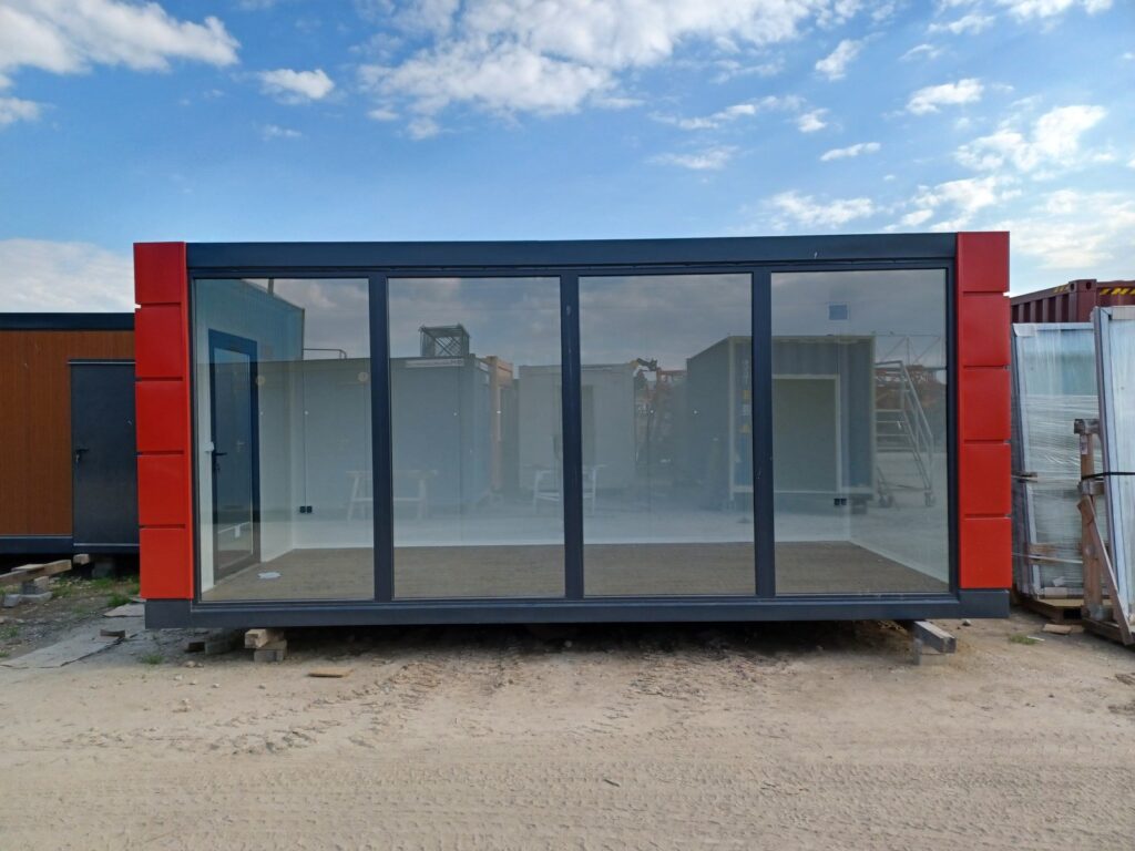 Przeszklony pawilon handlowy antracyt z czerwonymi kasetonami 3 × 6 m – zdjęcie 3