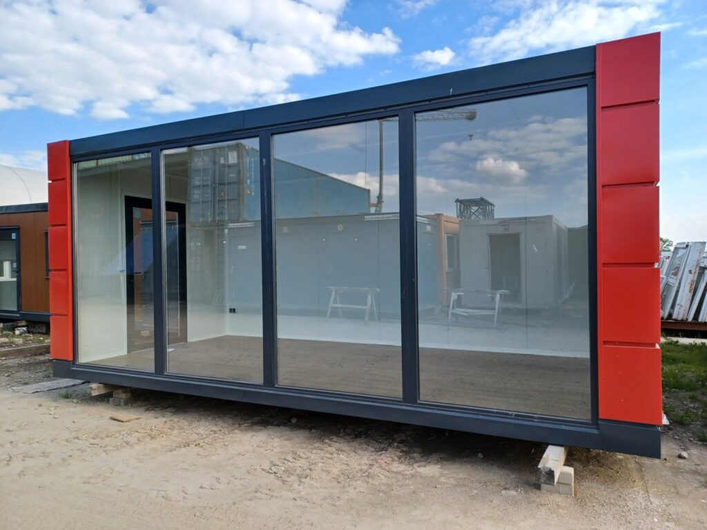 Przeszklony pawilon handlowy antracyt z czerwonymi kasetonami 3 × 6 m – zdjęcie 4