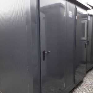Kontener sanitarny podwójny – 2 kabiny z pisuarem 243 × 175 × 227 cm