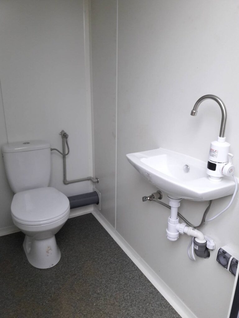 Kontener sanitarny podwójny – 2 kabiny z pisuarem 243 × 175 × 227 cm – zdjęcie 2