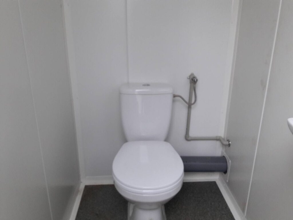 Kontener sanitarny podwójny – 2 kabiny z pisuarem 243 × 175 × 227 cm – zdjęcie 3