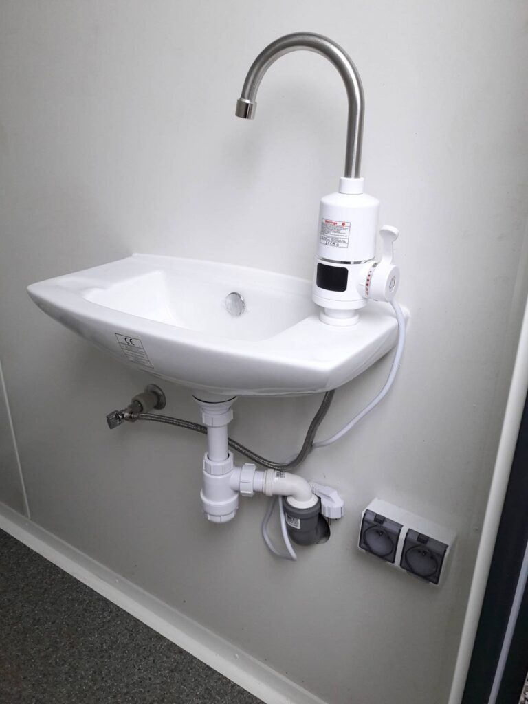 Kontener sanitarny podwójny – 2 kabiny z pisuarem 243 × 175 × 227 cm – zdjęcie 4