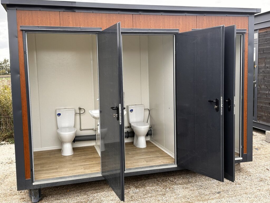 Kontener sanitarny potrójny – 3 kabiny WC z pisuarem – zdjęcie 5