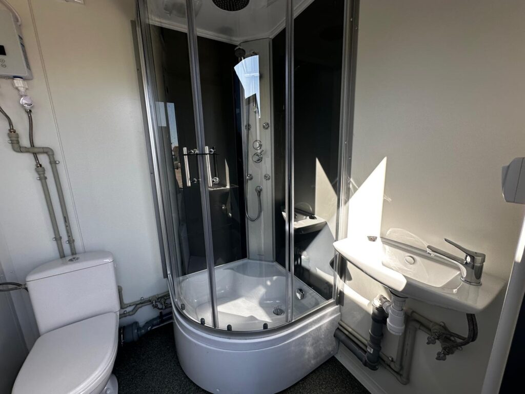 Kontener sanitarny WC z prysznicem 186 × 145 cm – zdjęcie 5