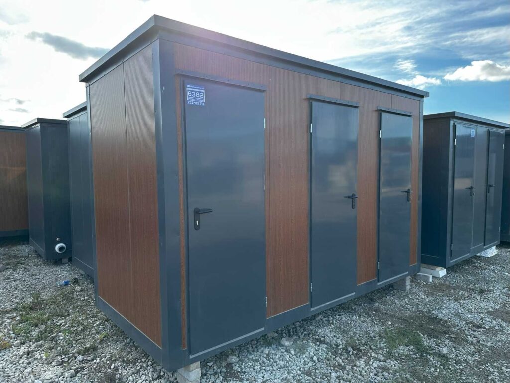 Kontener sanitarny potrójny – 3 kabiny WC 376 × 176 × 248 cm – zdjęcie 1