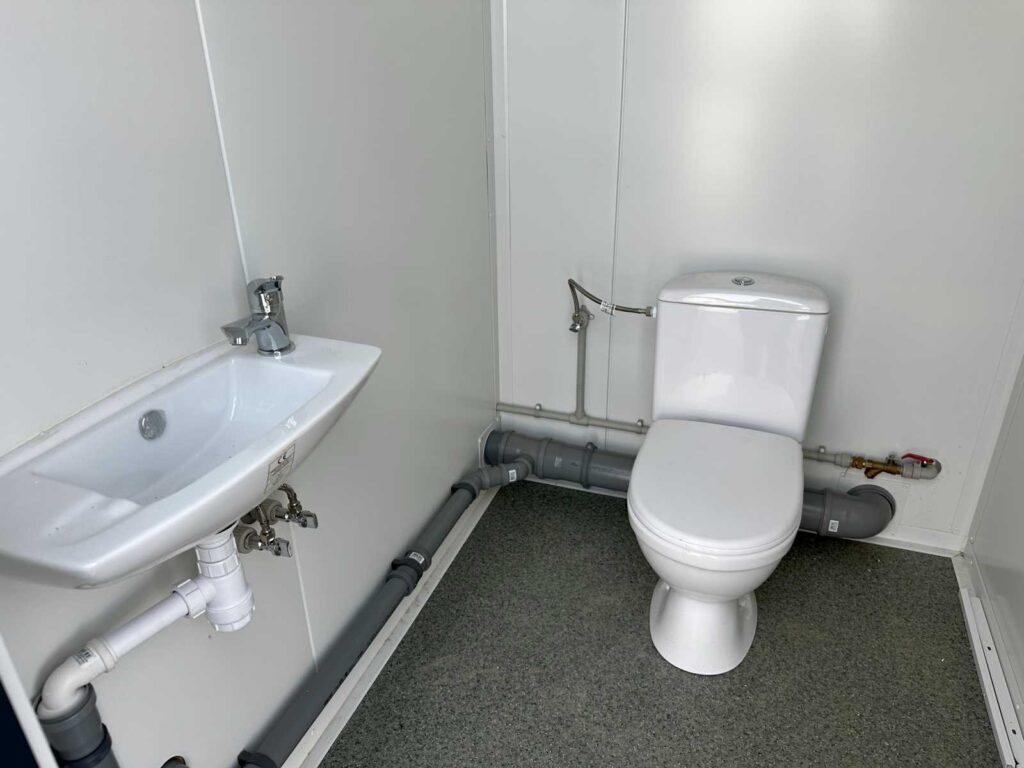 Kontener sanitarny potrójny – 3 kabiny WC 376 × 176 × 248 cm – zdjęcie 5