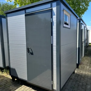 Kontener sanitarny 2 × 2 m z WC i pisuarem