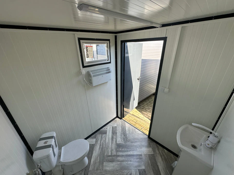 Kontener sanitarny 2 × 2 m z WC i pisuarem – zdjęcie 2