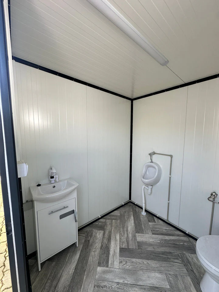 Kontener sanitarny 2 × 2 m z WC i pisuarem – zdjęcie 5