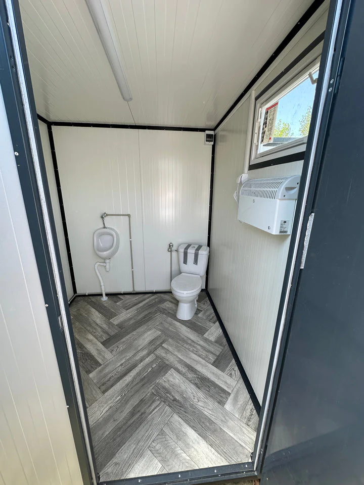 Kontener sanitarny 2 × 2 m z WC i pisuarem – zdjęcie 3