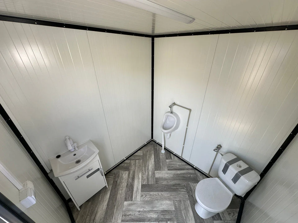 Kontener sanitarny 2 × 2 m z WC i pisuarem – zdjęcie 4