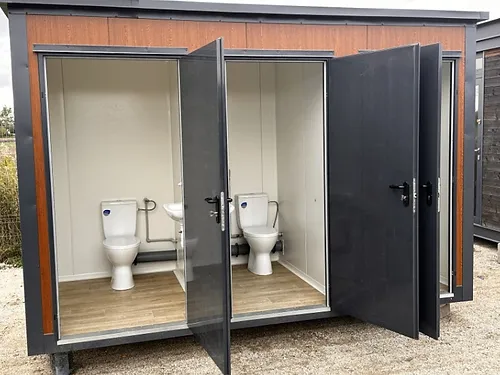 Kontener sanitarny pawilonowy z trzema kabinami – zdjęcie 2