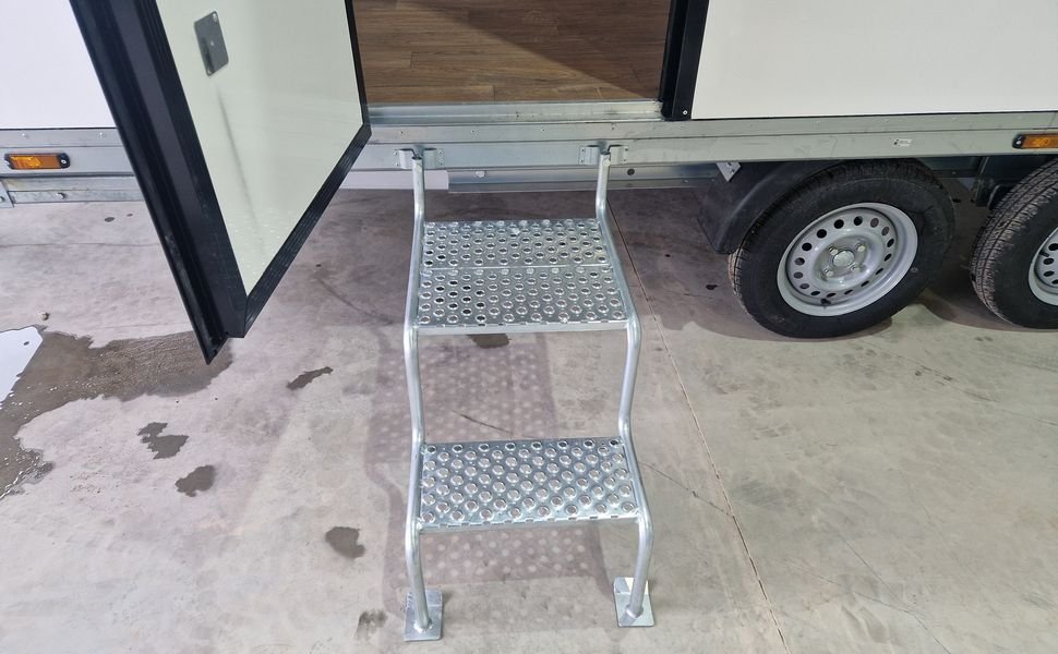 Event Trailer mobilna scena i showroom 610x220x220 cm 2000 kg – zdjęcie 3