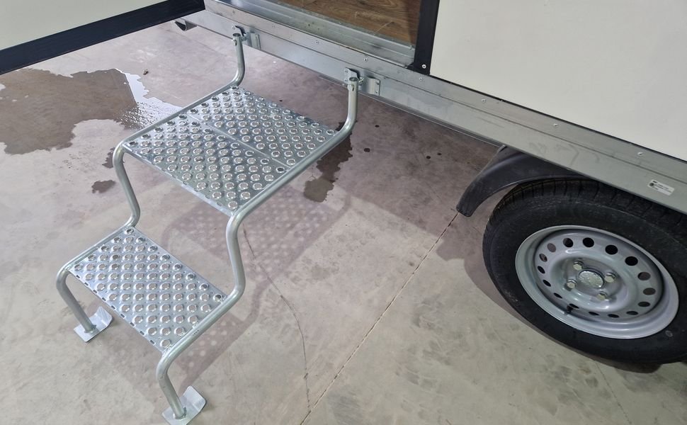 Event Trailer mobilna scena i showroom 610x220x220 cm 2000 kg – zdjęcie 4