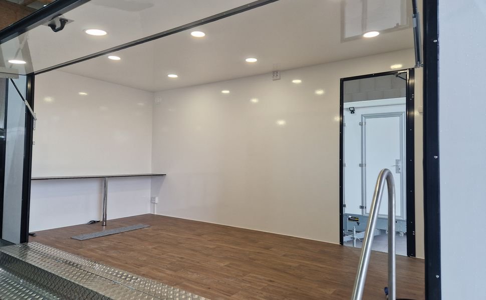 Event Trailer mobilna scena i showroom 610x220x220 cm 2000 kg – zdjęcie 5