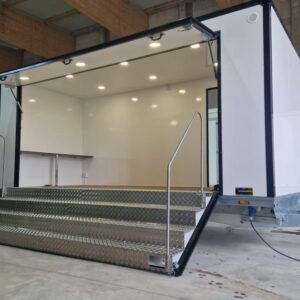 Event Trailer mobilna scena i showroom 610x220x220 cm 2000 kg