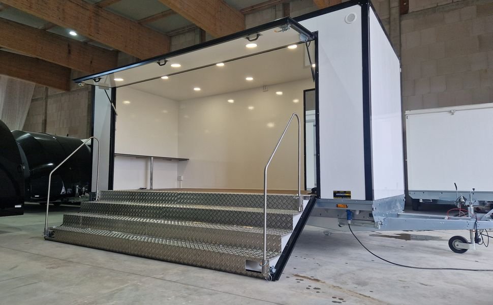 Event Trailer mobilna scena i showroom 610x220x220 cm 2000 kg – zdjęcie 1