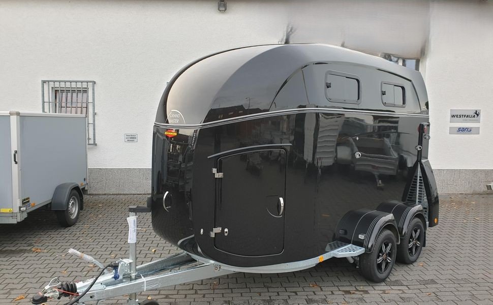 Böckmann Grand Master z kamerą, 2 konie, 2700 kg – zdjęcie 1