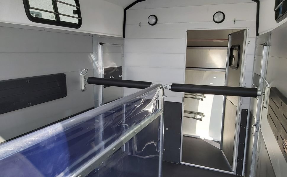 Böckmann Big Portax Blackline z kamerą, 2 duże konie, 2700 kg – zdjęcie 3