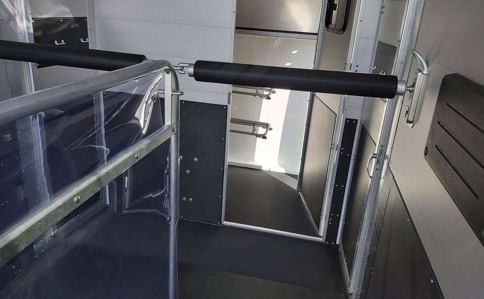 Böckmann Big Portax Blackline z kamerą, 2 duże konie, 2700 kg – zdjęcie 4