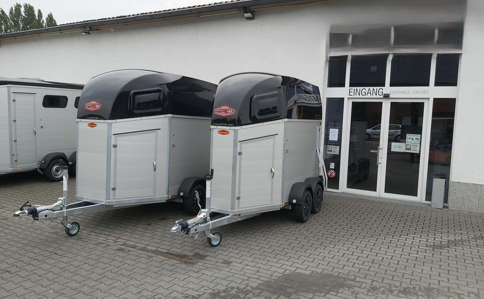 Böckmann Champion Uno Esprit Silver Black z siodlarnią, 1600 kg – zdjęcie 1