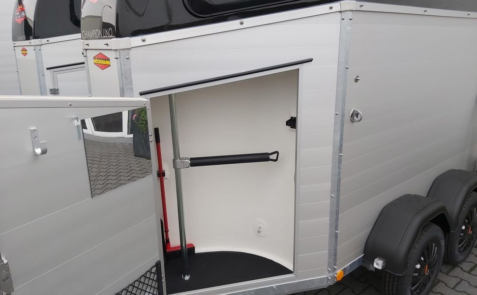 Böckmann Champion Uno Esprit Silver Black z siodlarnią, 1600 kg – zdjęcie 2